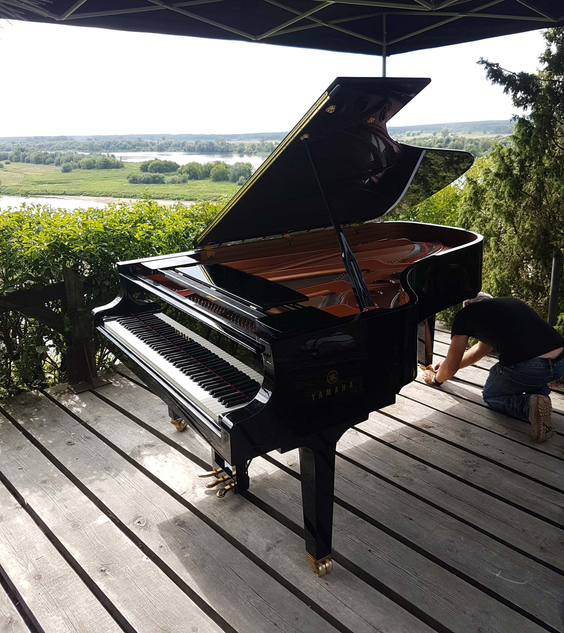 Mięćmierz k. Kazimierza Dolnego, festiwal „Dwa Brzegi”, koncert Aleksandra Dębicza „Cinematic Piano”. Fortepian na zdjęciu: Yamaha C7X.
