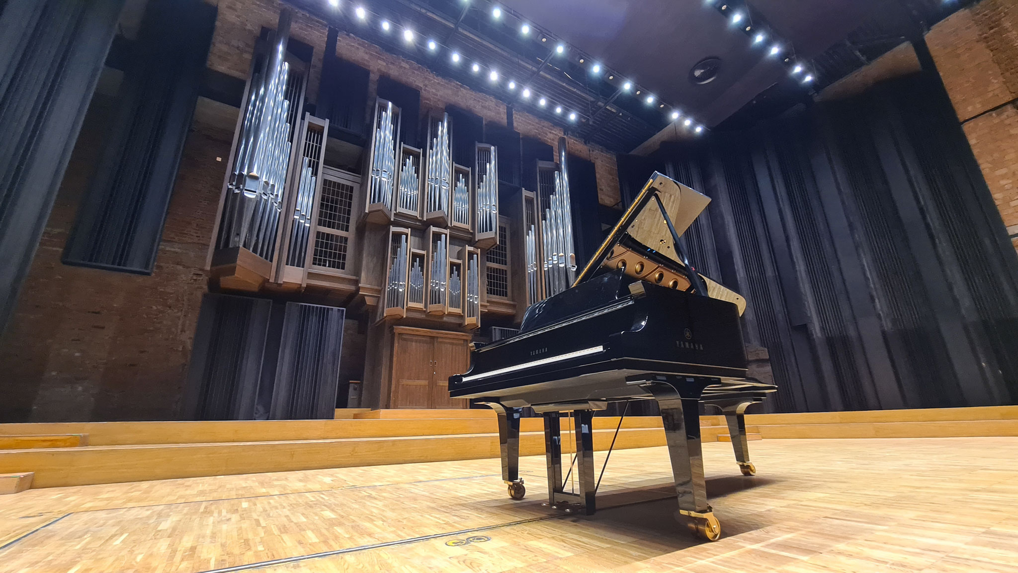 Filharmonia im. H. Wieniawskiego w Lublinie, koncert „Zagubione Skarby”, poświęcony zapomnianym utworom polskich kompozytorów.  Fortepian na zdjęciu: Yamaha CFX
